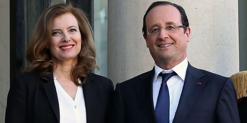 Journée de la femme : François Hollande est en visite, Valérie Trierweiler reçoit - vidéo 
