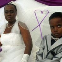 Sanele, 8 ans, et Helen, 61 ans, se sont mariés en Afrique du Sud