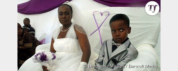 Sanele, 8 ans, et Helen, 61 ans, se sont mariés en Afrique du Sud