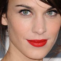 Alexa Chung : son style, ses meilleurs looks et ce qu'on lui pique