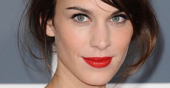 Alexa Chung : son style, ses meilleurs looks et ce qu'on lui pique