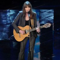 Carla Bruni chante « J’arrive à toi » et parle de son mari Nicolas Sarkozy en chanson – Vidéo Clip