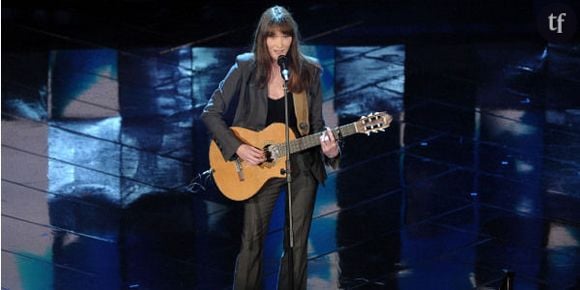 Carla Bruni chante « J’arrive à toi » et parle de son mari Nicolas Sarkozy en chanson – Vidéo Clip