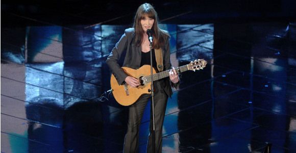 Carla Bruni chante « J’arrive à toi » et parle de son mari Nicolas Sarkozy en chanson – Vidéo Clip