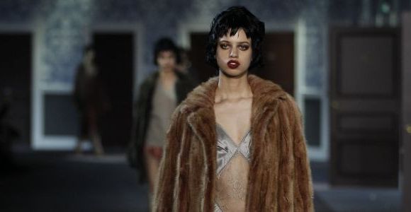 Louis Vuitton : ses mannequins prostituées sèment le trouble - vidéo