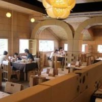 Le premier restaurant tout en carton