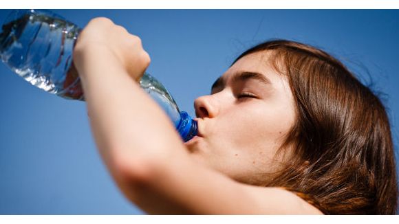 Médicaments et pesticides : les eaux minérales qui en contiennent