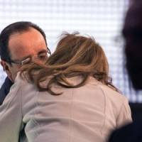 Baiser volé entre François Hollande et Valérie Trierweiler sur France 2