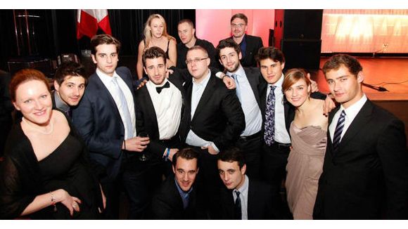 Marion Maréchal-Le Pen : sa photo polémique aux cotés de leaders extrémistes