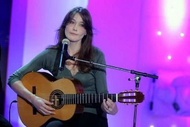 « Dolce Francia »: Carla Bruni porte plainte contre Midi Libre