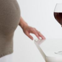 Grossesse : les femmes enceintes auraient le droit de boire un peu d'alcool