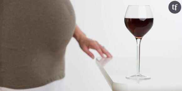 Grossesse : les femmes enceintes auraient le droit de boire un peu d'alcool