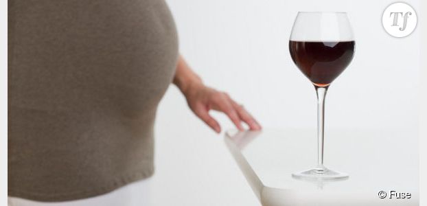 Grossesse : les femmes enceintes auraient le droit de boire un peu d'alcool