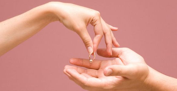 Les Anglaises achètent elles-mêmes leur bague de fiançailles