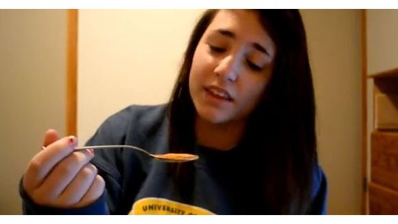 Avaler de la cannelle en poudre cul sec : un jeu dangereux pour la santé - Vidéo