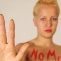 Femen Tunisie : Amina Tyler poursuit son combat en blonde - vidéo