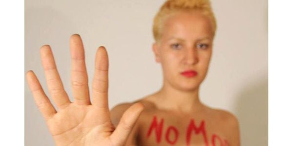 Femen Tunisie : Amina Tyler poursuit son combat en blonde - vidéo