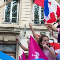 Manif pour tous : Frigide Barjot chassée par les anti d'extrême droite à Lyon