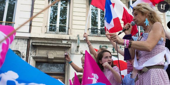 Manif pour tous : Frigide Barjot chassée par les anti d'extrême droite à Lyon