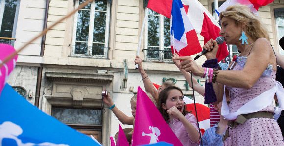 Manif pour tous : Frigide Barjot chassée par les anti d'extrême droite à Lyon