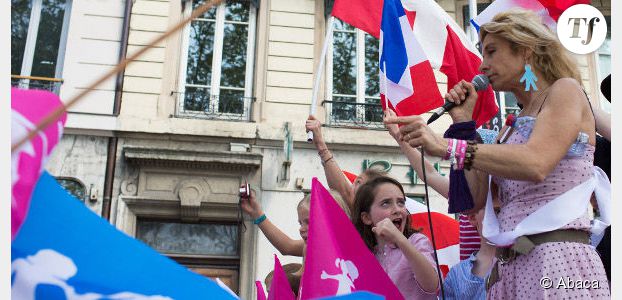 Manif pour tous : Frigide Barjot chassée par les anti d'extrême droite à Lyon