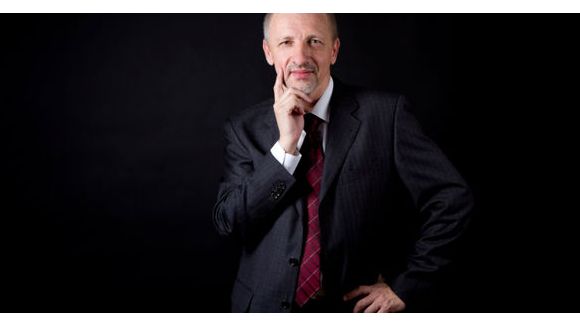 Un traitement contre les cheveux gris des hommes