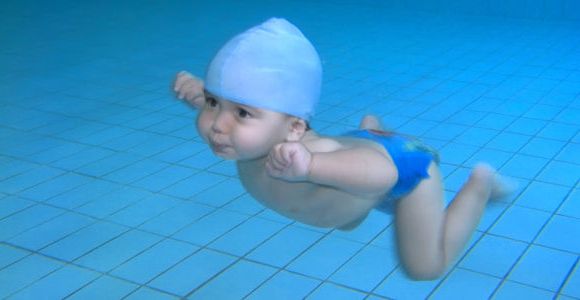 Bébés nageurs : le chlore avant 3 ans prédispose aux allergies