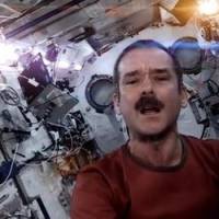 Chris Hadfield : l’astronaute star sur YouTube et Twitter - Vidéo