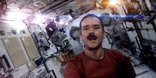 Chris Hadfield : l’astronaute star sur YouTube et Twitter - Vidéo