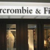 Discrimination chez Abercrombie & Fitch : un Américain offre des vêtements aux SDF