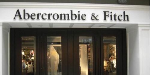 Discrimination chez Abercrombie & Fitch : un Américain offre des vêtements aux SDF