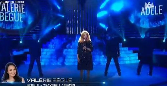 Un air de star : Valérie Bègue chante Skyfall d’Adèle – Vidéo M6 Replay