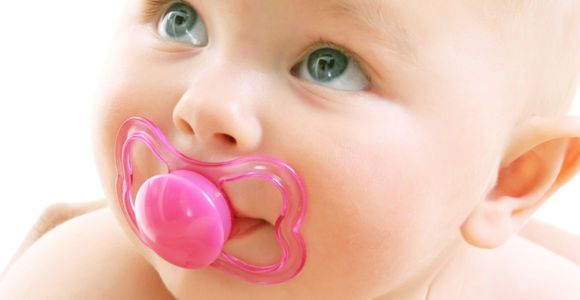 Lécher la tétine de son bébé est bon pour sa santé