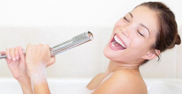 Top 10 des chansons (inavouables) que l’on chante sous la douche