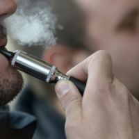 Cigarette électronique : pour ou contre le vapotage dans les lieux publics ?