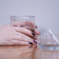 Cigarettes et alcool : un cocktail explosif pour les femmes