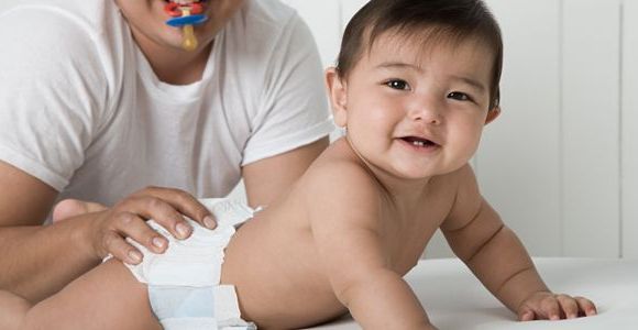 Les hommes plus rapides que les femmes pour changer les couches