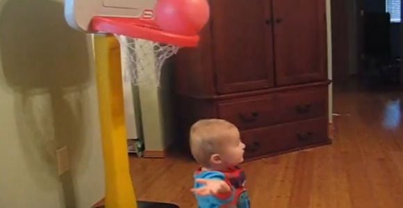 Titus le bébé basketteur star du Web face à Shaquille O'Neal et Kobe Bryant