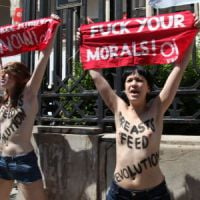 Femen Tunisie : Fourest et Badinter réclament la libération des sextrémistes