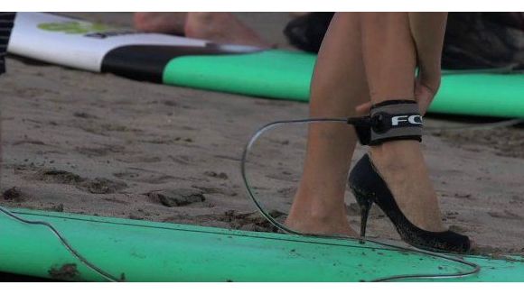 Des surfeuses en talons aiguilles contre les compétitions sexistes – vidéo