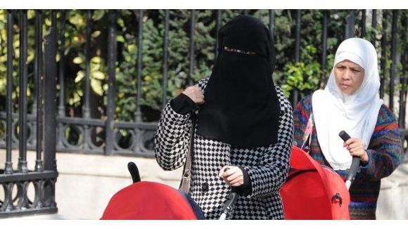 Agressions de femmes voilées : le nouveau visage de l'islamophobie ?
