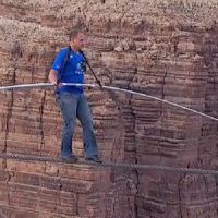 Le funambule Nik Wallenda sur un fil au-dessus du Grand Canyon - Vidéo