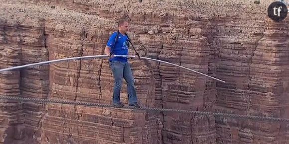 Le funambule Nik Wallenda sur un fil au-dessus du Grand Canyon - Vidéo