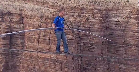 Le funambule Nik Wallenda sur un fil au-dessus du Grand Canyon - Vidéo