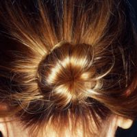 Comment faire un chignon sur cheveux courts ? - vidéos