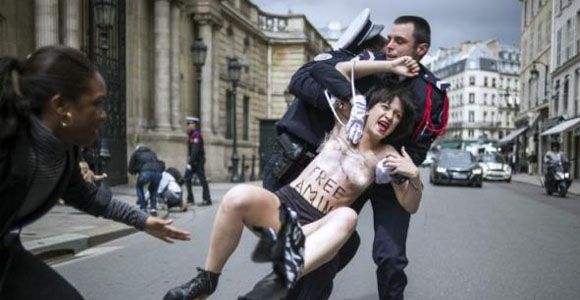 Femen : une tentative de manifestation avortée, seins nus devant l'Élysée