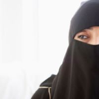 Voile : Une femme en niqab défie la loi pour prendre le train