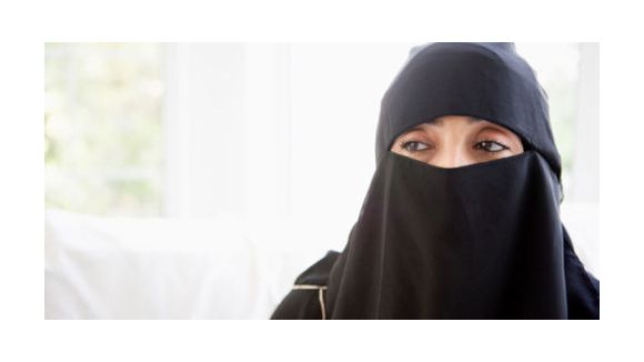 Voile : Une femme en niqab défie la loi pour prendre le train