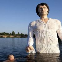  Colin Firth : une statue à son effigie dans un lac à Londres 