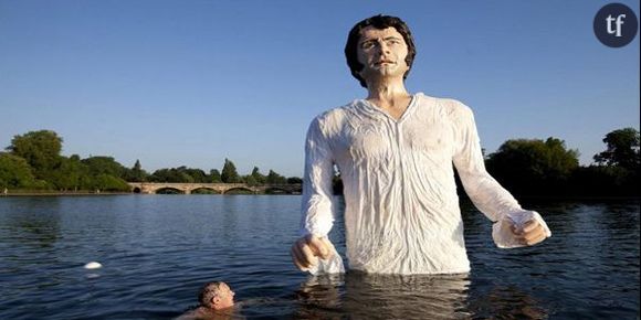 Colin Firth : une statue à son effigie dans un lac à Londres